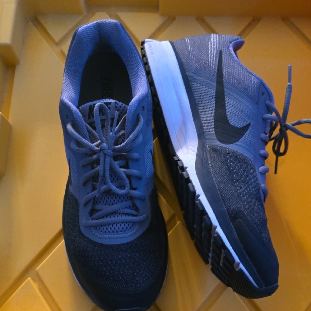Nike Men's Dark Blue Athletic Shoes